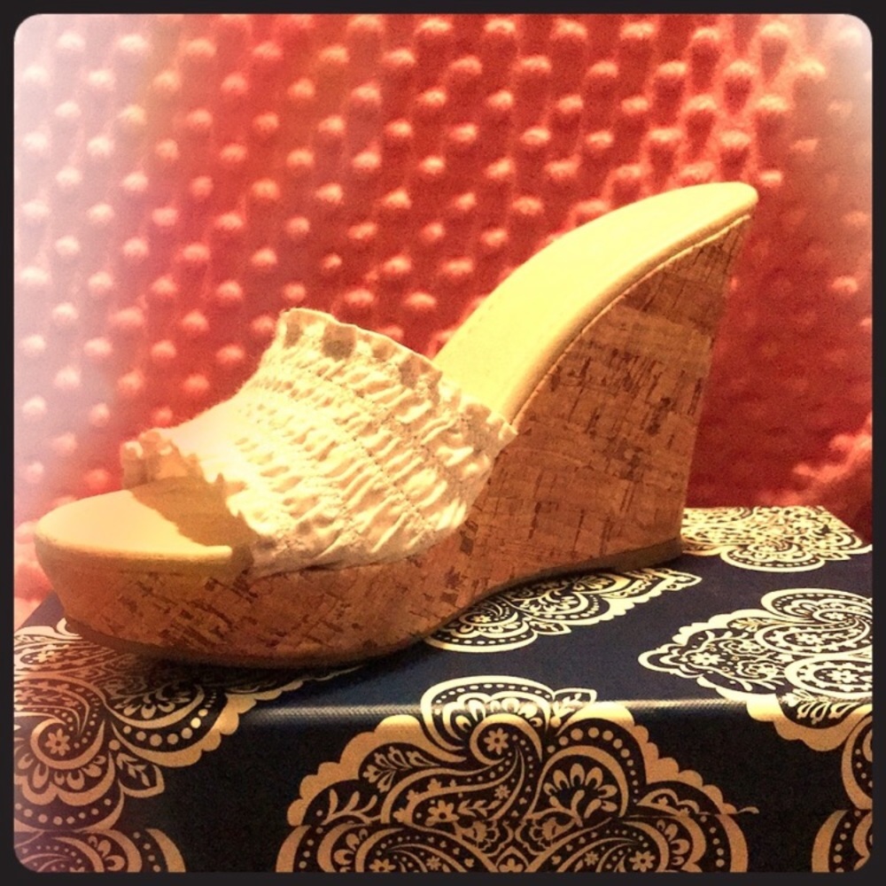White ruffled wedges